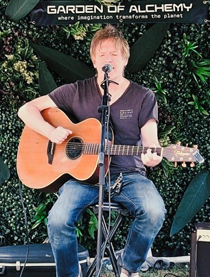 Loz Acoustic Singer